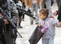 Palestyńska dziewczynka naprzeciwko izraelskich żołnierzy.
15.12.2017 Jerozolima