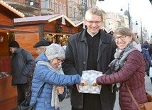 Ks. Waldemar regularnie wychodzi z oazą na ulicę. Po to, by opowiadać o miłości nie z tej ziemi.