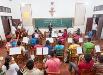Szkoła muzyczna na terenie byłej redukcji franciszkańskiej w Urubicha w środku boliwijskiej dżungli.