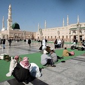 Muzułmanie przed meczetem w Medynie, postawionym w miejscu, gdzie Mahomet stworzył islam. O przedislamskiej historii swego kraju większość z nich  nic nie wie.