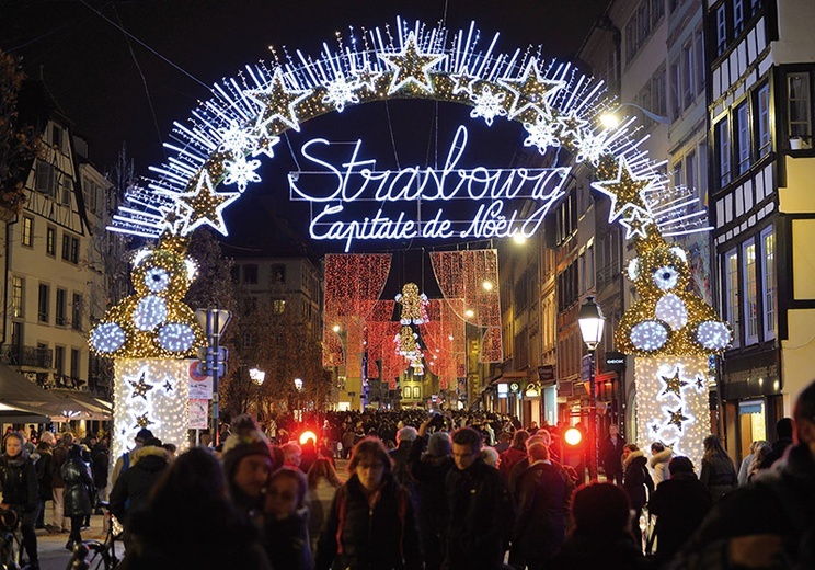 Dekoracje przedświąteczne w Strasburgu są imponujące, trudno jednak znaleźć symbole katolickie.