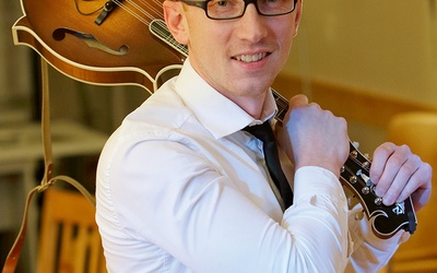 Marcin Solik gra w zespole na mandolinie.