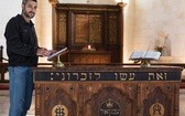 Eyal Friedman – Żyd, który wierzy w Jezusa. Napis na ołtarzu: „To czyńcie na Moją pamiątkę” oraz „Emmanuel”.