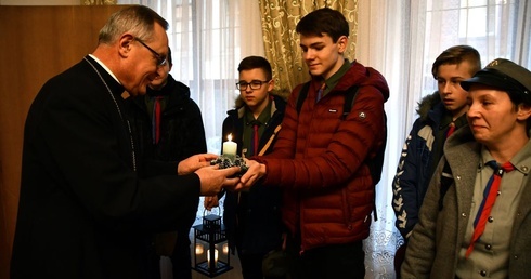 Betlejemskie Światło Pokoju u bp. Dajczaka