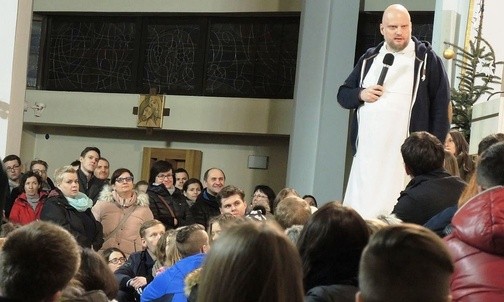 Wiernych było tak wielu, że otaczali o. Adama nawet w prezbiterium