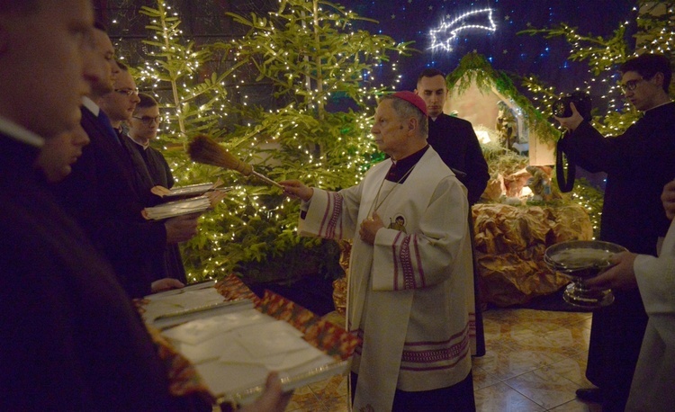 Opłatki w seminaryjnej kaplicy przy żłóbku pobłogosławił bp Henryk Tomasik