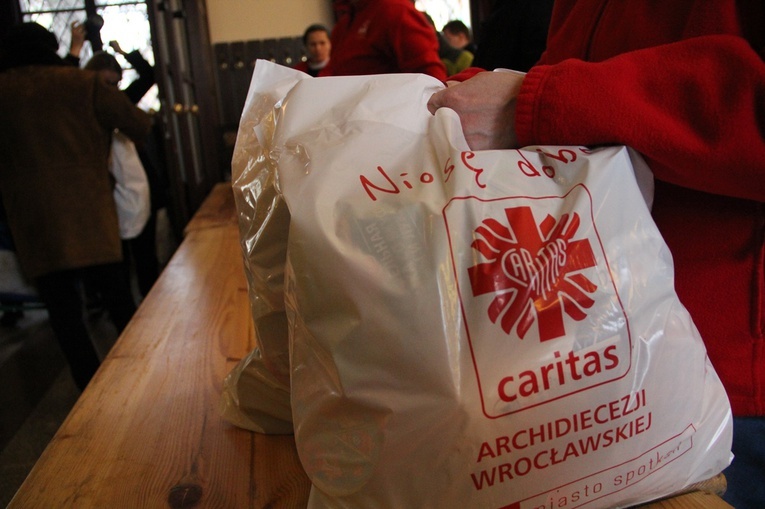 Prezenty dla dzieci i paczki żywnościowe dla najuboższych