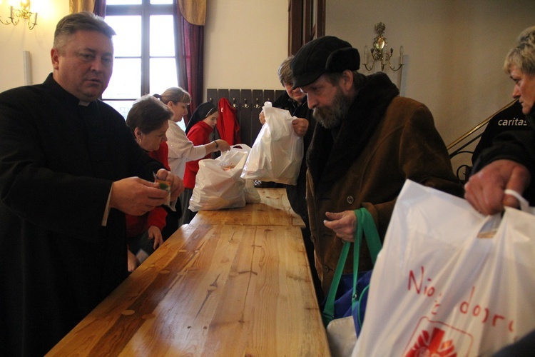 Prezenty dla dzieci i paczki żywnościowe dla najuboższych