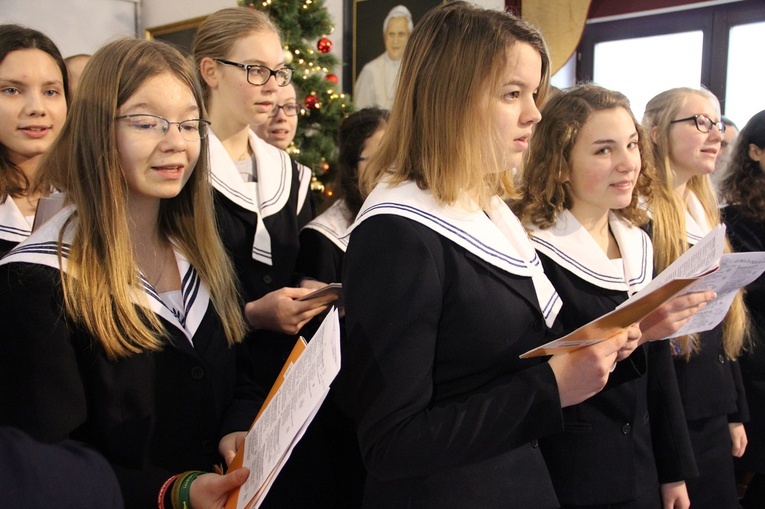 Prezenty dla dzieci i paczki żywnościowe dla najuboższych