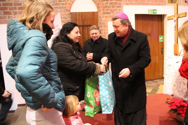 Prezenty dla dzieci i paczki żywnościowe dla najuboższych