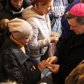 Arcybiskup rozdawał paczki