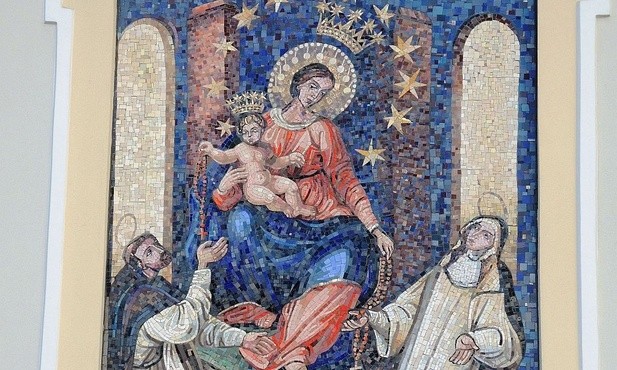 Mozaika Matki Bożej Pompejańskiej na ścianie andrychowskiego kościoła