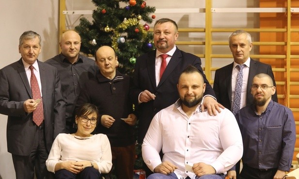 W świątecznym spotkaniu uczestniczyli członkowie stowarzyszenia, a także niepełnosprawni sportowcy