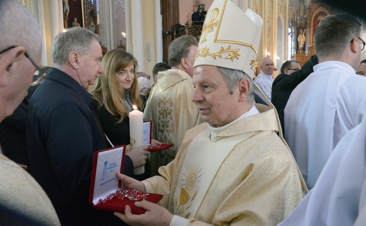 Świece i różańce na Jerycho dla poszczególnych dekanatów, klasztorów oraz szpitali pobłogosławił i wręczał bp Henryk Tomasik.