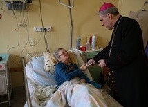 Wigilijna wizyta biskupa w szpitalu 