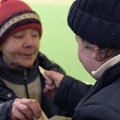 Zebrani podzielili się między sobą i zaproszonymi gośćmi opłatkiem