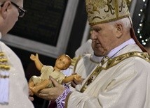 Biskup po zakończeniu Pasterki przeniósł Dzieciątko do szopki