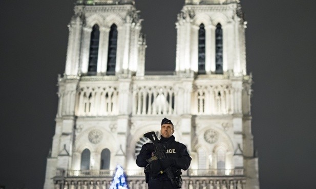 Francja - spokojnych świąt pilnuje 100 tys. policjantów i żołnierzy