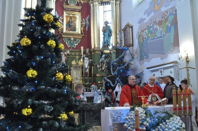 Bp nominat posyła kolędników misyjnych w Borzęcinie