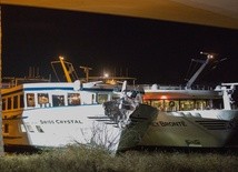 Statek pasażerski uderzył w filar mostu