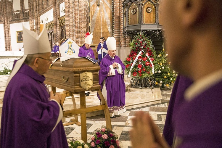 Powiedzcie, że odszedł święty. Pogrzeb bp. Stanisława Kędziory