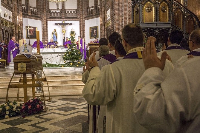 Powiedzcie, że odszedł święty. Pogrzeb bp. Stanisława Kędziory