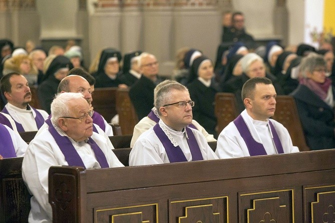 Powiedzcie, że odszedł święty. Pogrzeb bp. Stanisława Kędziory