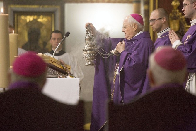 Powiedzcie, że odszedł święty. Pogrzeb bp. Stanisława Kędziory