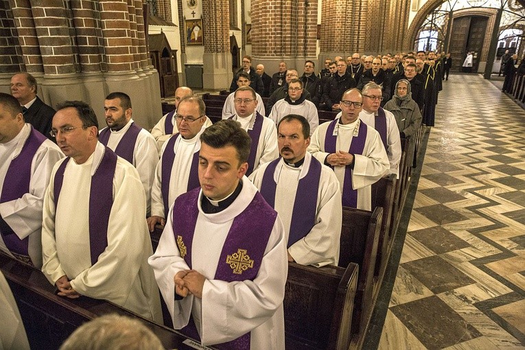 Powiedzcie, że odszedł święty. Pogrzeb bp. Stanisława Kędziory