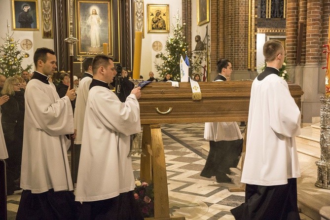 Powiedzcie, że odszedł święty. Pogrzeb bp. Stanisława Kędziory