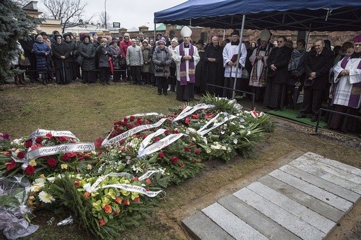 Bp Stanisław spoczął na Cmentarzu Bródzieńskim