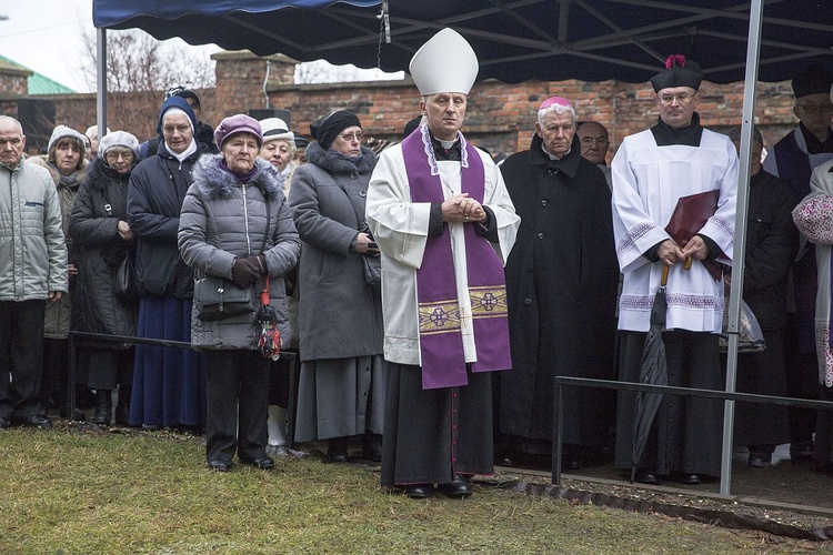 Bp Stanisław spoczął na Cmentarzu Bródzieńskim