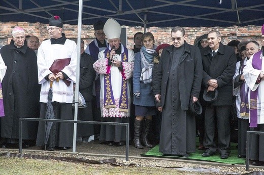 Bp Stanisław spoczął na Cmentarzu Bródzieńskim