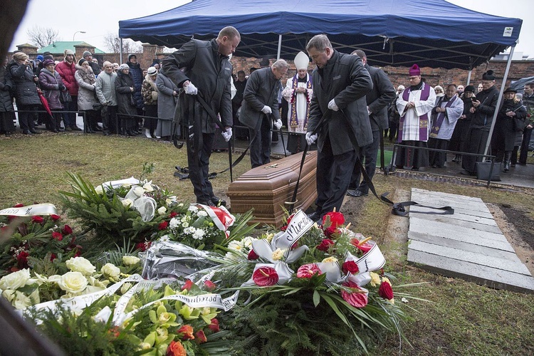 Bp Stanisław spoczął na Cmentarzu Bródzieńskim