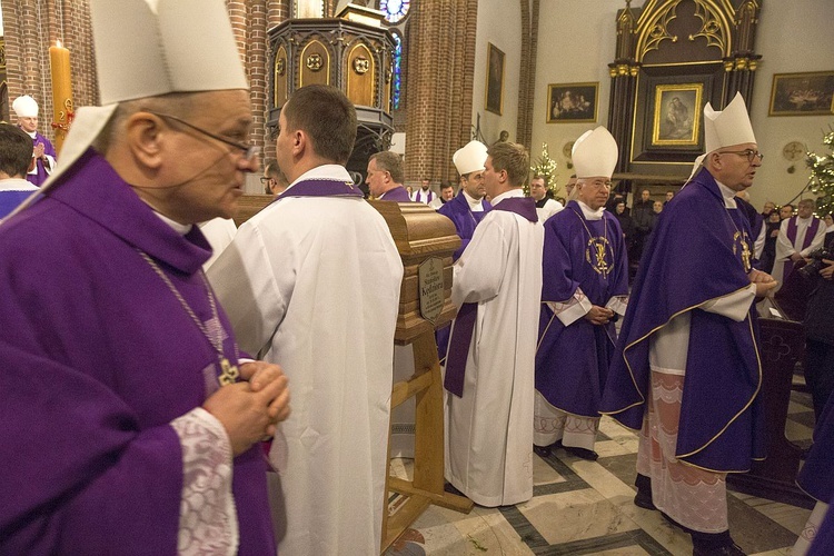 Dopełniał cierpień Chrystusa. Msza św. pogrzebowa