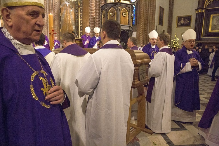 Dopełniał cierpień Chrystusa. Msza św. pogrzebowa