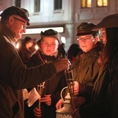 Światło Pokoju z Betlejem dotarło na cieszyński Rynek