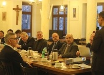 Spotkanie poprowadził diecezjalny duszpasterz parlamentarzystów i samorządowców - ks. dr Marek Studenski, wikariusz generalny