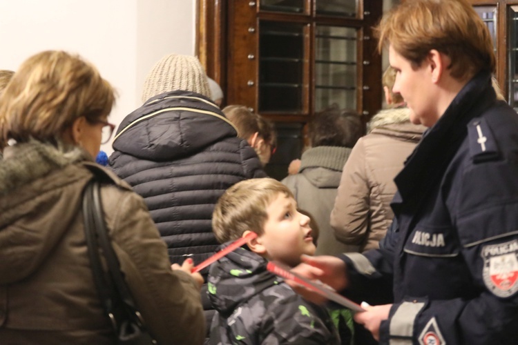 Akcja "Noś odblaski. Bądź widoczny na drodze" w kościele w Zabrzegu