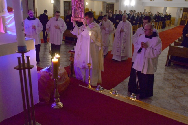 Grudzień. Śpiew Akatystu przed uroczystością Niepokalanego Poczęcia. Do swej kaplicy alumni zaprosili chętnych wiernych