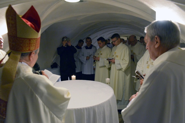 Listopad. Pielgrzymka kapłanów do grobu sługi Bożego bp. Piotra Gołębiowskiego w bazylice katedralnej w Sandomierzu