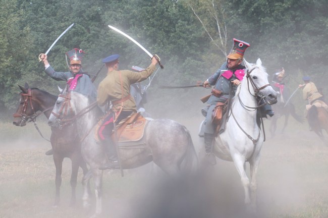 Sierpień. Rekonstrukcja historyczna w Muzeum Wsi Radomskiej w Święto Wojska Polskiego