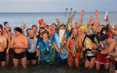 Kąpiele w zimowym Bałtyku cieszą się niesłabnącą popularnością  