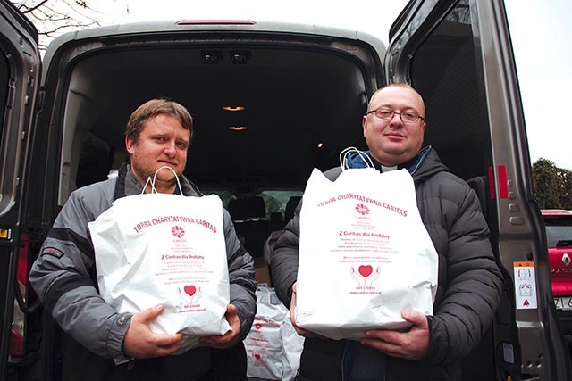 ▲	Na zdjęciu (od lewej): Leszek Masklak, koordynator akcji w Caritas naszej diecezji, i br. Sebastian Jankowski, oblat, który posługuje bezdomnym i potrzebującym na ulicach Kijowa.