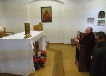 Po Eucharystii arcybiskup modlił się w kaplicy śmierci świętego.