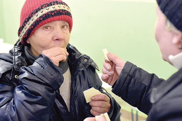 ▲	Zebrani podzielili się między sobą i z zaproszonymi gośćmi opłatkiem.