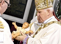 ▲	Biskup po zakończeniu Pasterki przeniósł Dzieciątko do szopki.