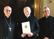 ▲	W uroczystym podziękowaniu za służbę diecezji uczestniczyli abp Stanisław Budzik i bp Mieczysław Cisło.