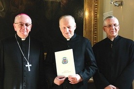 ▲	W uroczystym podziękowaniu za służbę diecezji uczestniczyli abp Stanisław Budzik i bp Mieczysław Cisło.