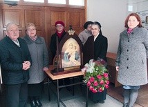 ▲	Królową kontynentu i świata powitały rodziny z parafii  pw. św. Krzysztofa w Szczecinku.